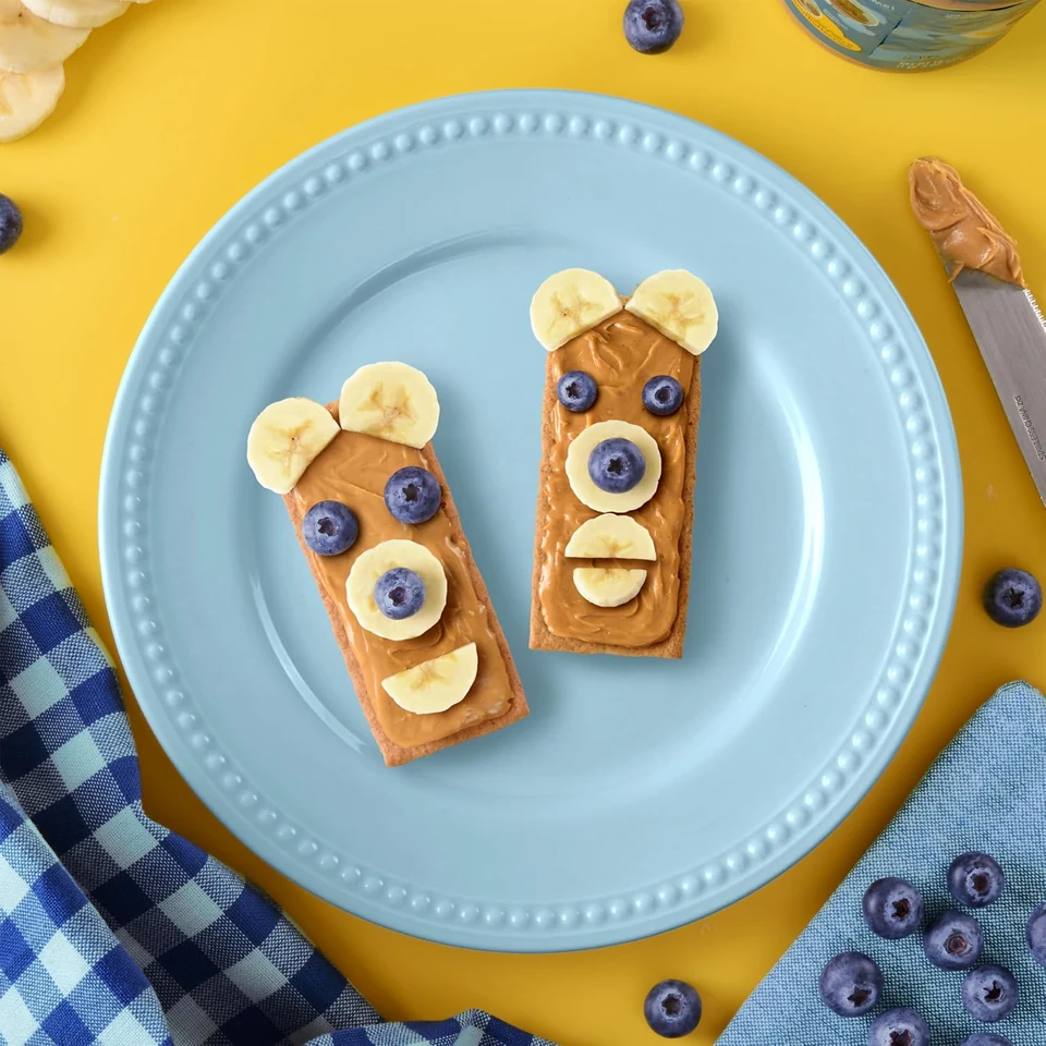 Graham cracker snacks topped with banana and blueberries